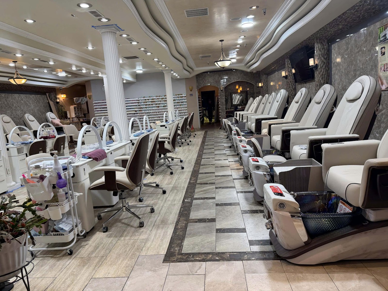 Luxury Nails and Spa logo